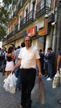 El PSOE asegura que Quim Torra posó en las puertas de Ferraz para burlarse de la crisis interna del partido