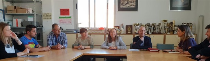 Fernández, reunida con la comunidad educativa del CEIP Miguel Servet