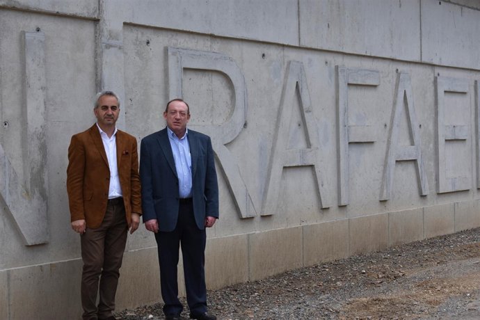 Izquierdo (izda.), durante la entrega de las obras