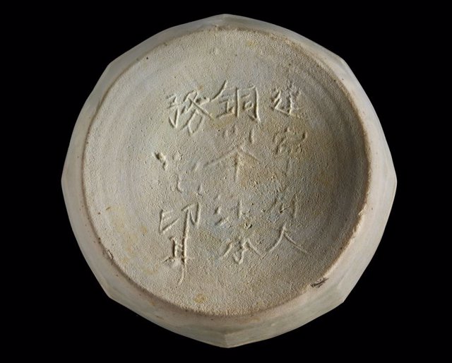 Registro en base de una cerámica del siglo XII equivalente al 'Made in China'