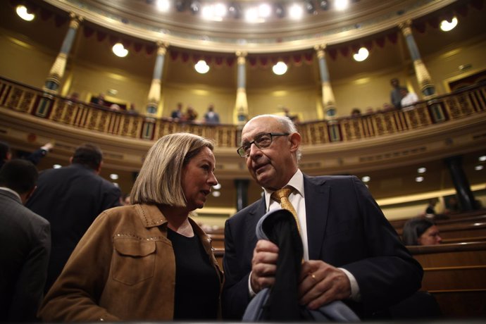 Ana Oramas y Cristóbal Montoro en la sesión de control al Gobierno