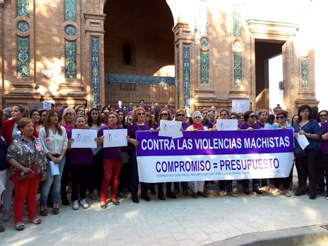 Participantes en la manifestación por presupuesto contra la violencia de género