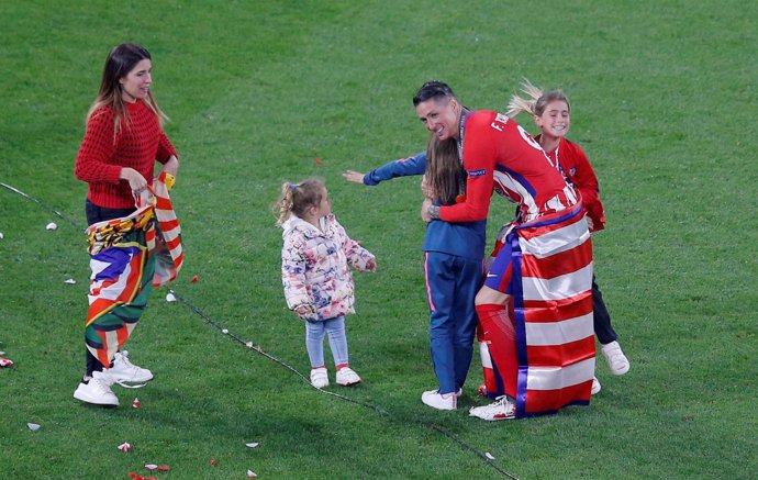 Fernando Torres con su familia sobre el césped del Stade de Lyon