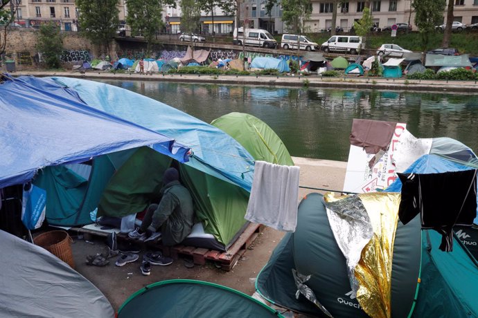 Tiendas de campaña de refugiados junto a un canal de París