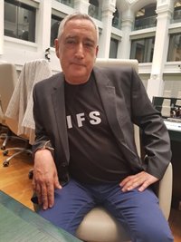 Concejal de Vallecas se presenta con una camiseta dedicada a las IFS en el Pleno donde se aprueban 333 millones en ellas