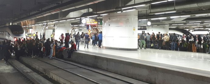 Estudiants tallen les vies de l'AVE a l'estació de Sants durant la vaga del 8-N