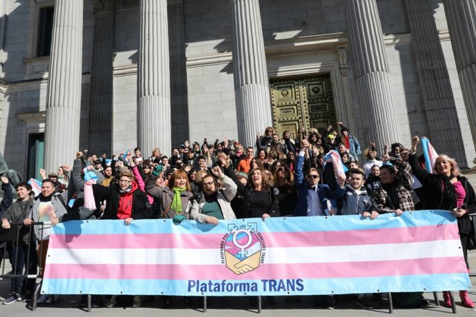 Plataforma Trans se manifiesta a las puertas del Congreso