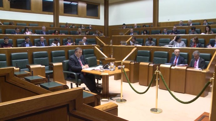 Imágenes de los diputados del Parlamento Vasco durante el Pleno