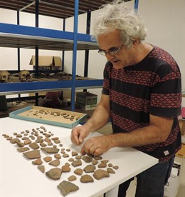 Domingo Acosta Felipe inventariando las piezas    