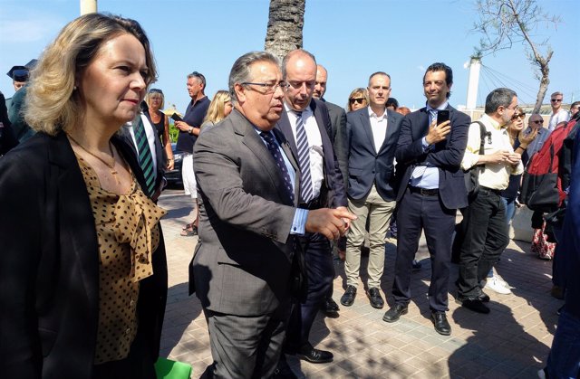 El ministro Zoido asegura que hay que 'combatir' el turismo conflictivo como el que se da en algunas zonas de Baleares