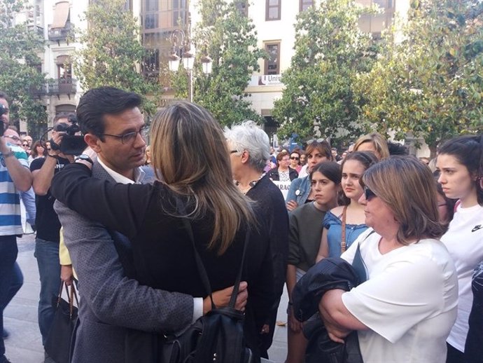 Concentración en Granada este pasado martes por la fallecida en Las Gabias