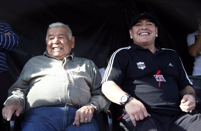 Diego Armando Maradona junto a su padre