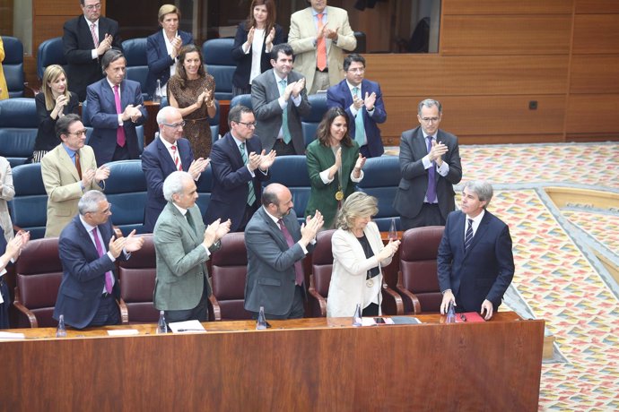 Los diputados del PP aplauden a Ángel Garrido tras su discurso de investidura