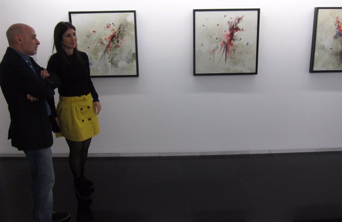 La pintora Laura Juárez en la inauguración de su exposición