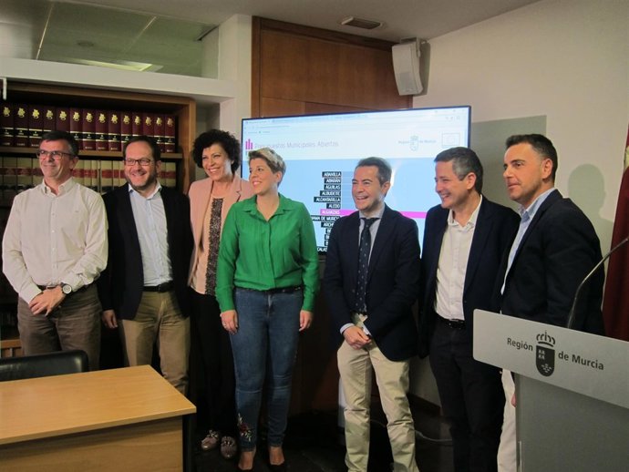 Arroyo, en el centro, durante la presentación de la web