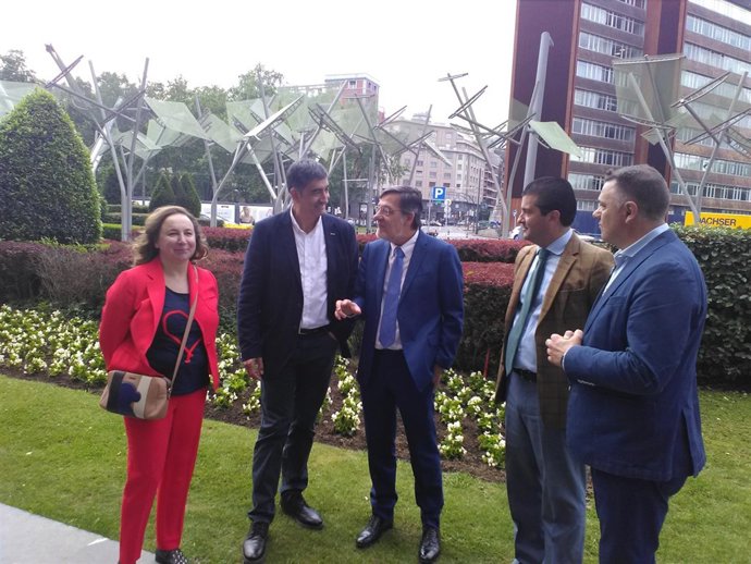 El presidente del TSJPV, Juan Luis Ibarra, con el secretario general de ErNE