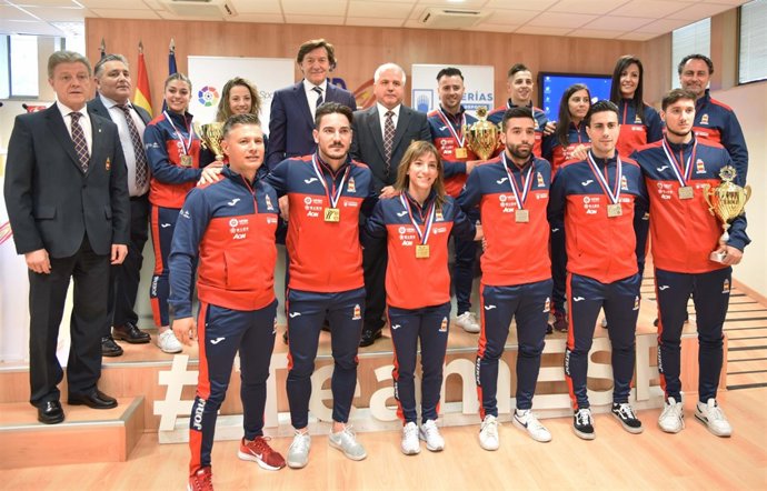 Lete, con el equipo español de kárate en el CSD