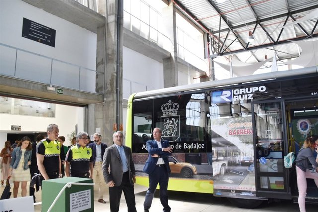 Fragoso y Monago junto a un bus urbano en Ifeba