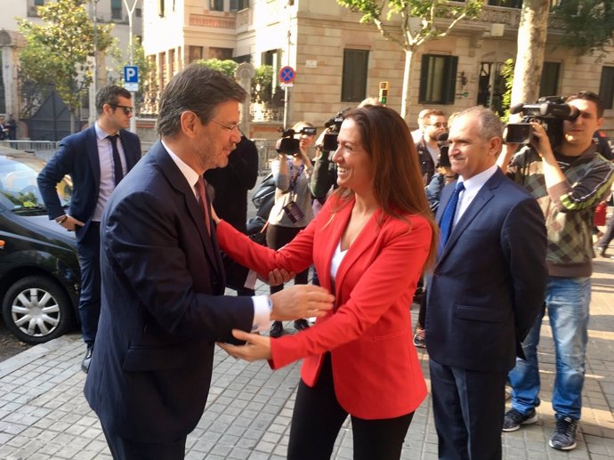 El ministre de Justícia, Rafael Catalá, i la degana de l'Icab, Maria Eugènia Gai