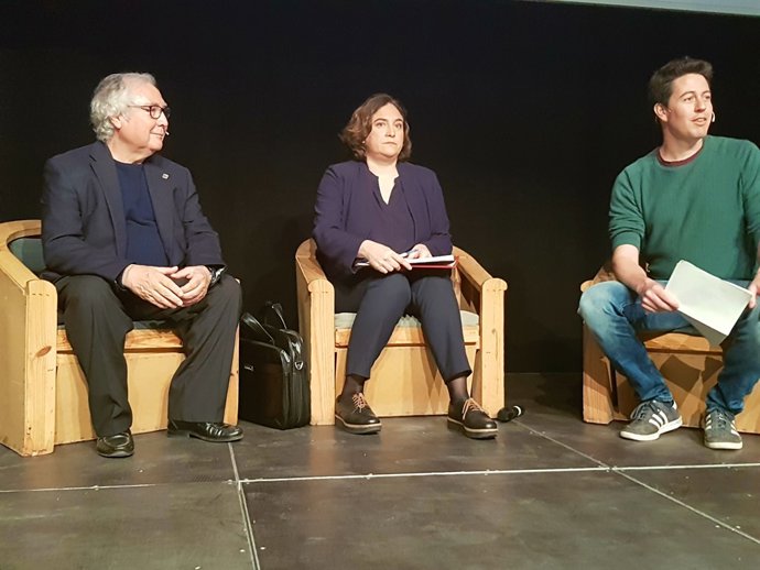 A.Colau al costat de Manuel Castells en una conferència