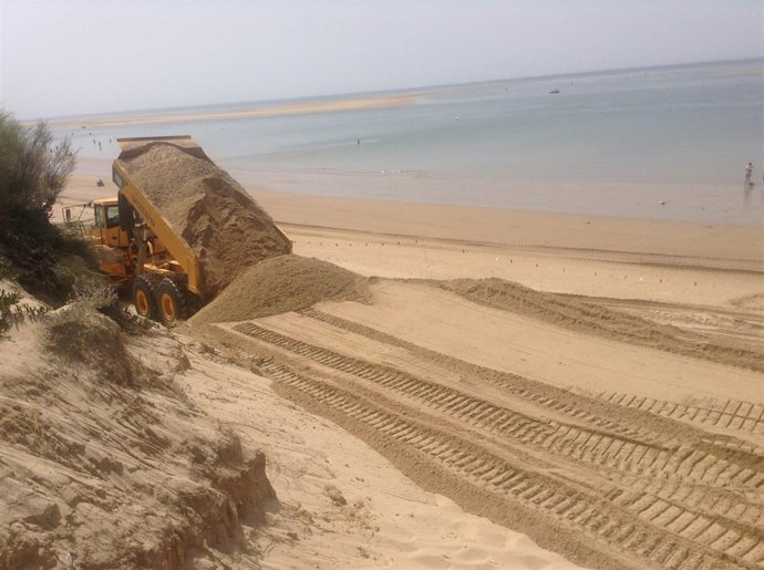 Actuación de Costas en una playa de Huelva. 