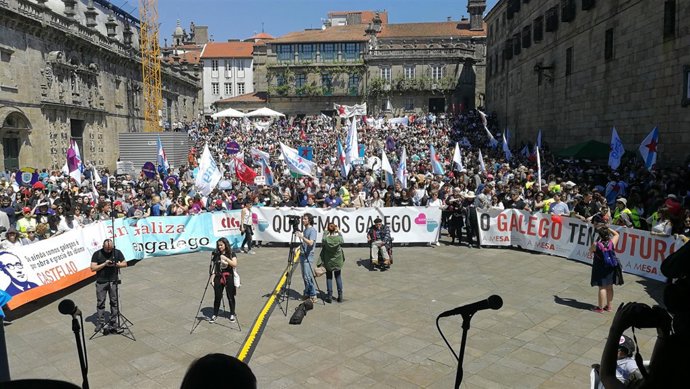 Miles de personas en Praza Quintana en la manifestación del Día das Letras