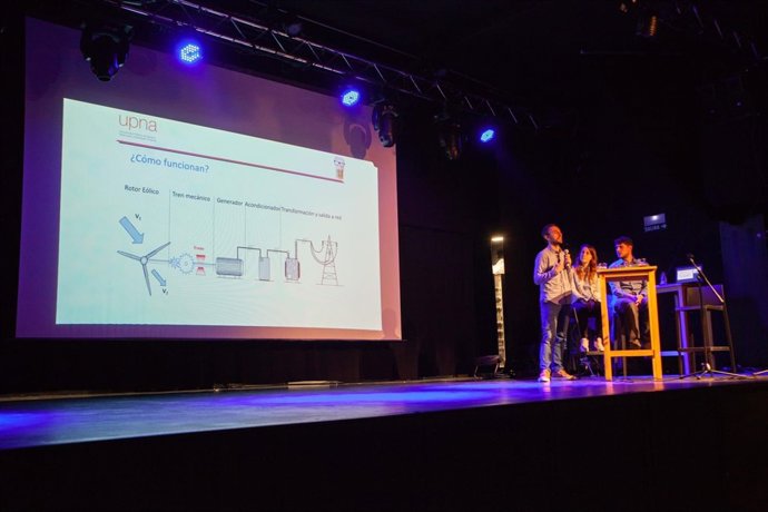 Pablo Sanchis (de pie), Leyre Catalán y Alberto Berrueta (sentados).