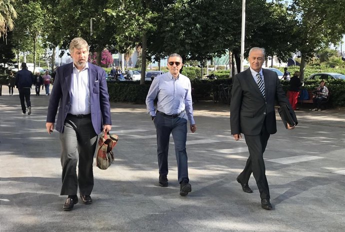  'Aspar', en el centro, llega a la Ciudad de la Justicia de València