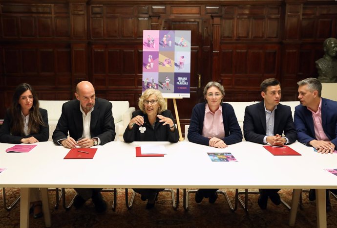 Manuela Carmena y Marta Higueras durante la firma del convenio