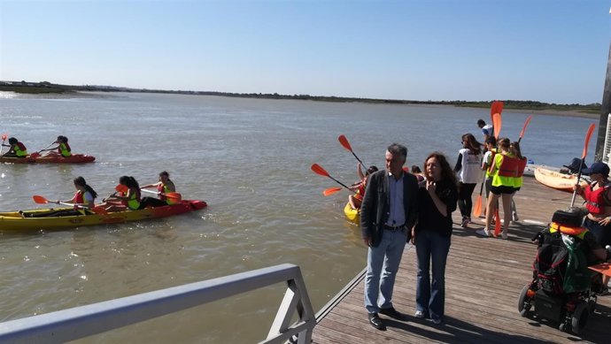 El delegado de Fomento y la delegada de Eduación de la Junta en Cádiz