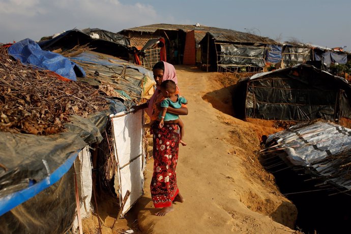 Una mujer rohingya con su hijo en los campos de refugiados