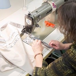 Ikea lanza una colección de cojines para la inserción laboral de mujeres en ries
