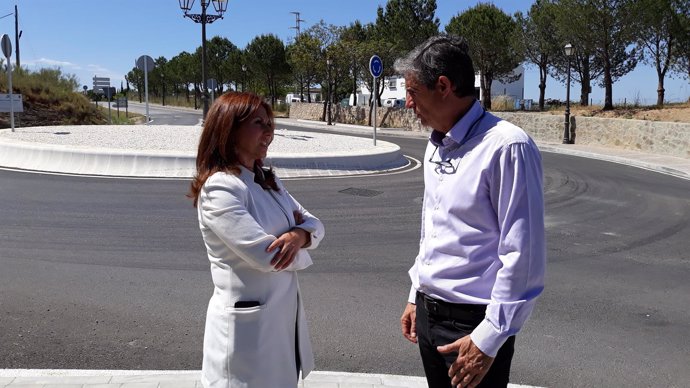 La diputada provincial, Isabel Moreno, y el alcalde de Arcos, Isidoro Gambín