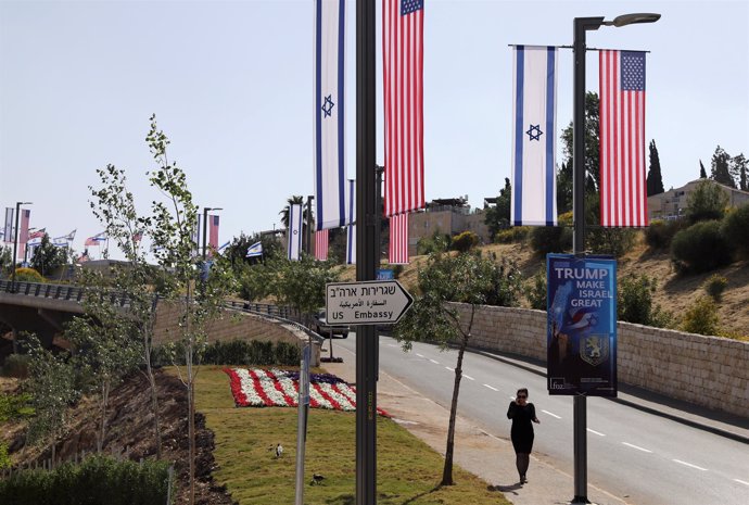 Señal indicando el camino a la Embajada de EEUU en Israel en Jerusalén