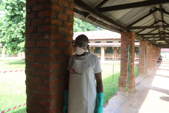 Un trabajador sanitario con el equipo de protección contra el ébola en Bikoro