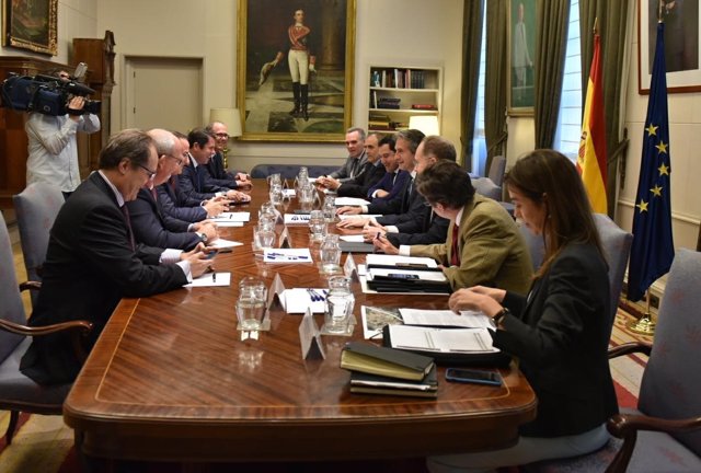 Reunión entre el ministro de Fomento y la CEA