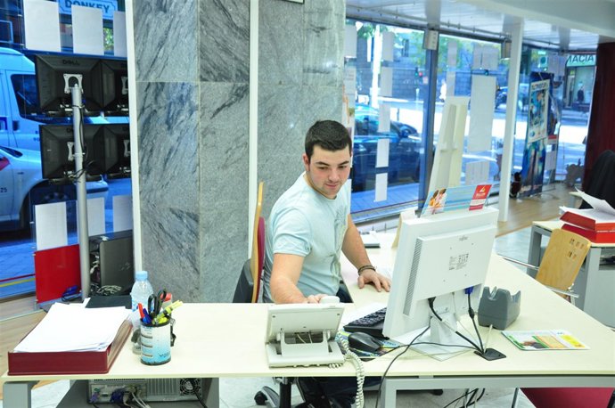 Trabajador en agencia de viaje