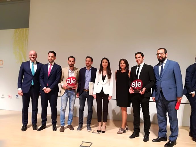 Foto de familia de los galardonados en los Premios AJE Andalucía 2018