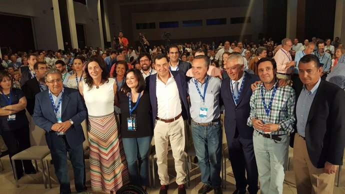 Foto de familia en el Congreso del PP de Sevilla