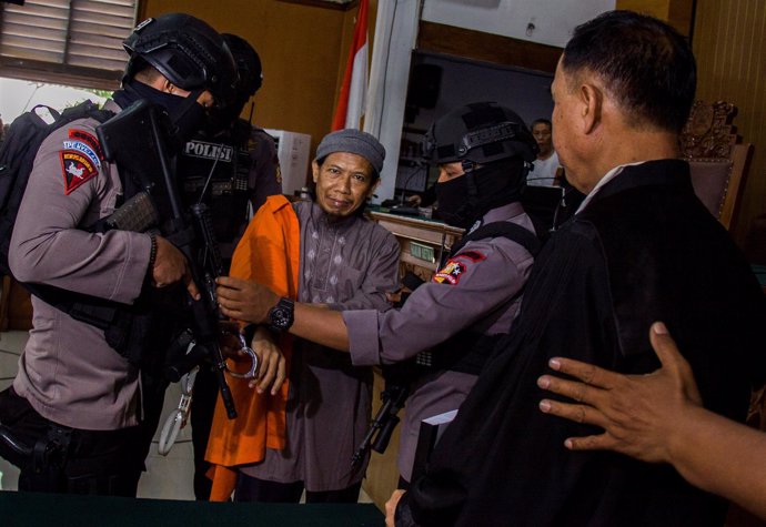 El clérigo islámico Aman Abdurrahman, juzgado en Indonesia