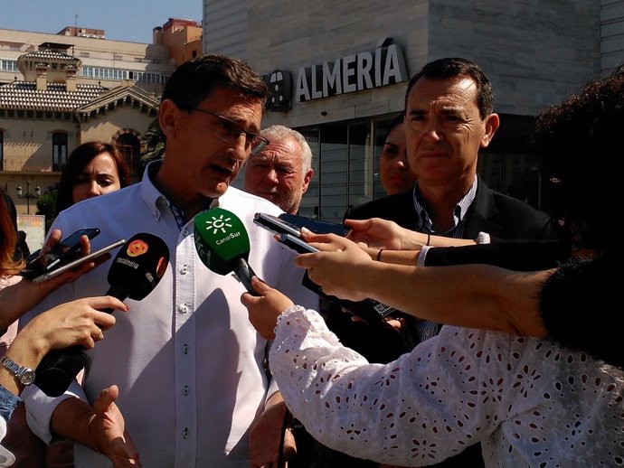 Sánchez Teruel atiende a los medios en la estación Intermodal de Almería