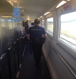 Agentes de Policía Nacional, en un tren.