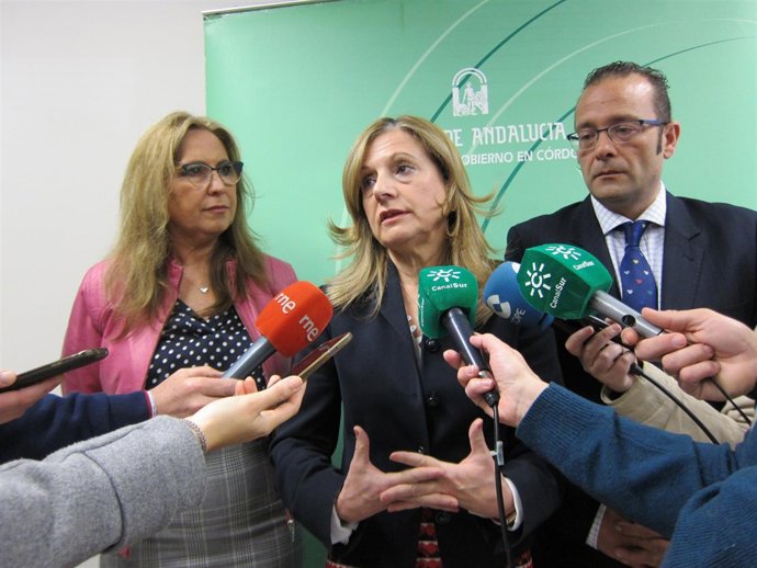 Marina Álvarez, entre Luna y Cosano, atiende a los periodistas