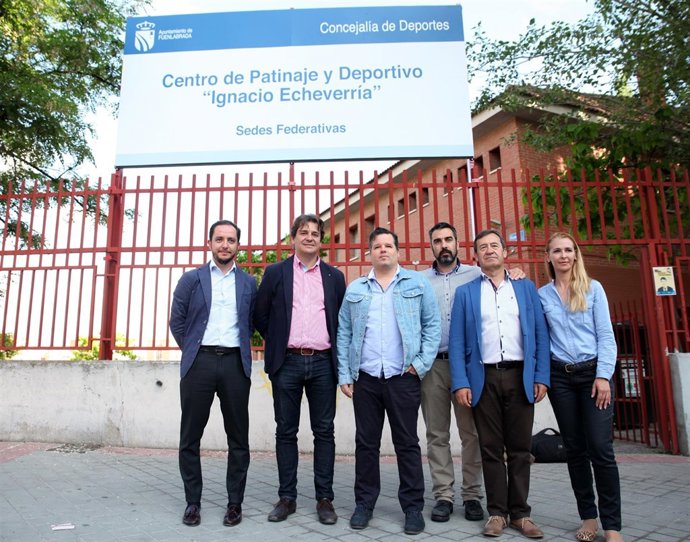 El alcalde de Fuenlabrada con el hermano de Ignacio Echeverría