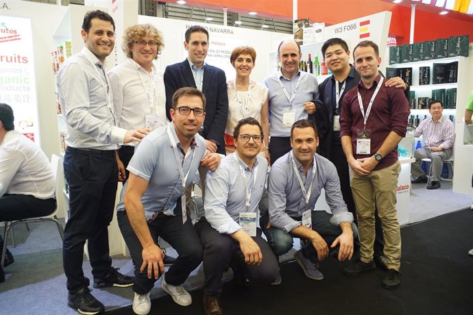 Delegacion navarra y representantes de empresas en la Feria SIAL, en Shangái.