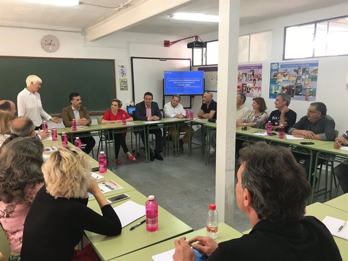 Martínez-Cachá en la reunión con los directores de los 17 centros de Adultos