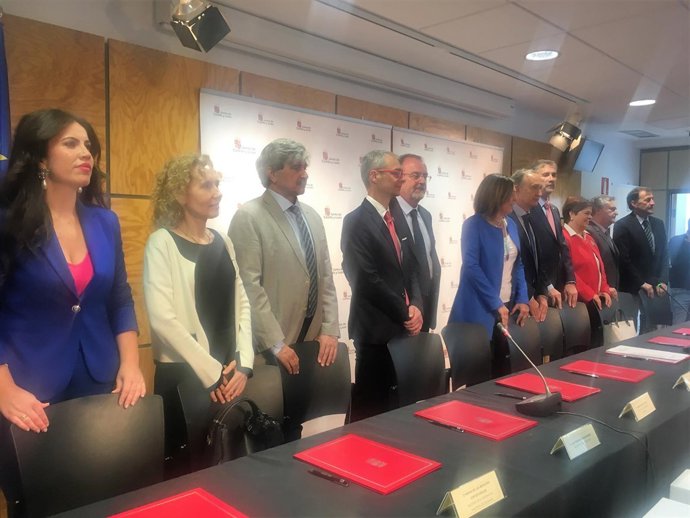 Valladolid.- Un momento de la firma del convenio