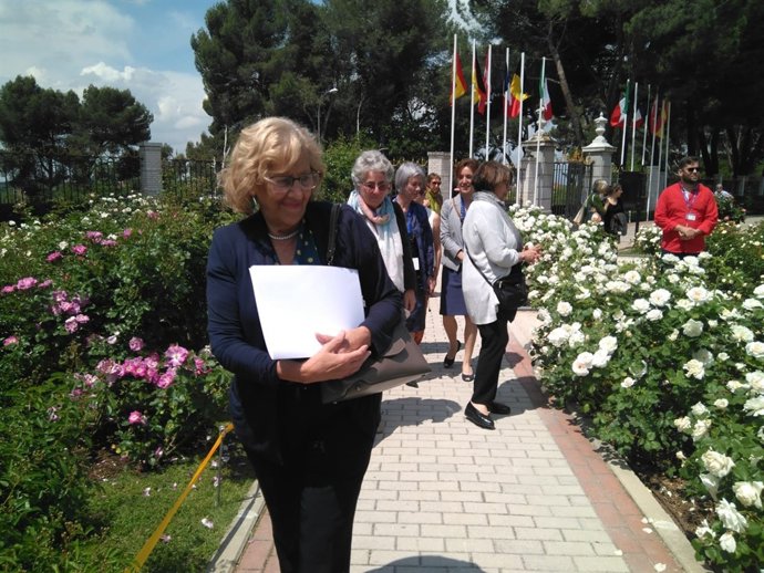 Carmena contempla las rosas presentadas al concurso