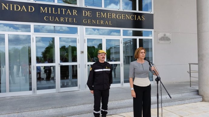 La ministra de Defensa, María Dolores de Cospedal, en la UME