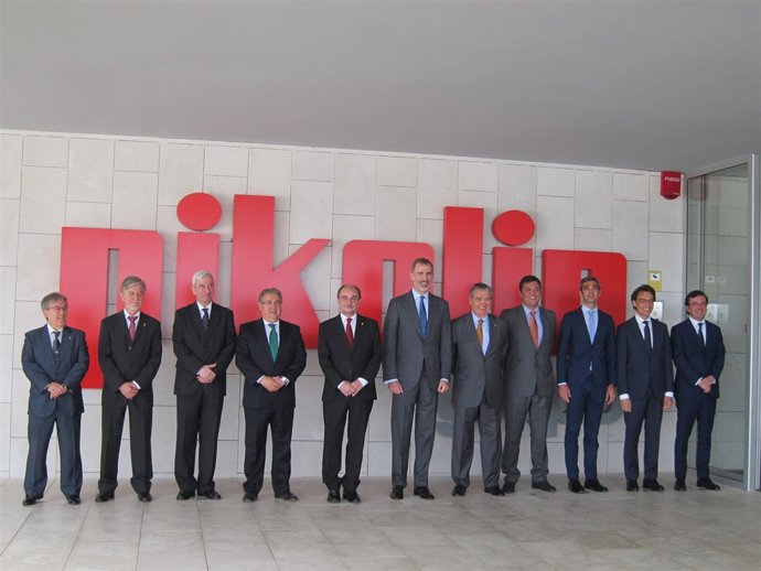 Don Felipe, junto a otras autoridades en la entrada de la factoría de Pikolin
